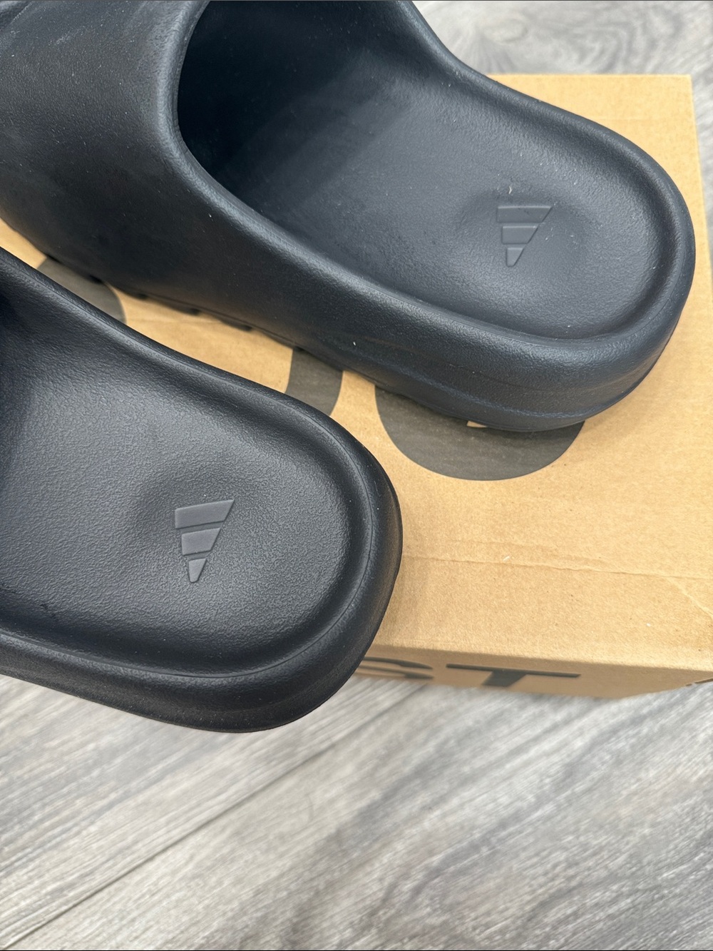 Yeezy Black Foam Slide Sandals - Picture 4 of 7